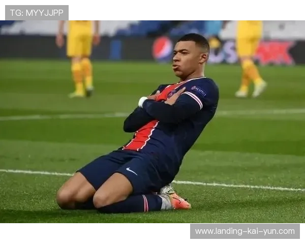 姆巴佩与球童同吃冰淇淋，温情画面引爆网络